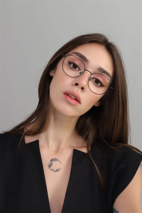 cat eye glasses round face